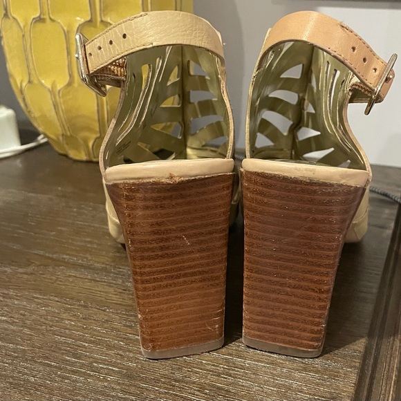 Like New Size 8 Carlos Santana Nude Open toed Heels - Picture 2 of 3